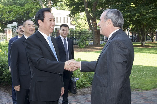 1、Lawrence S.Bacow校长迎接许家印一行到访.jpg